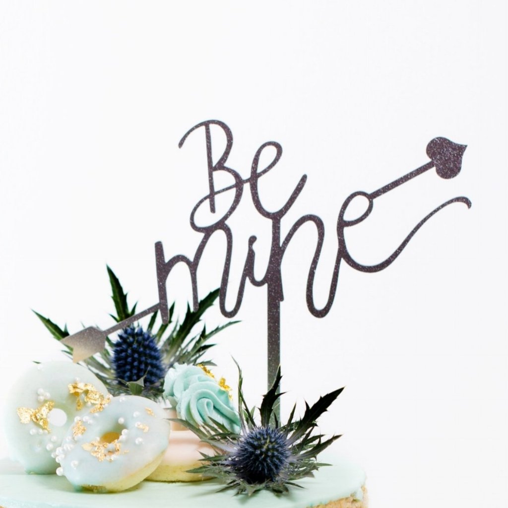 Jouer 'Be Mine' with Cupid Arrow Cake Topper
